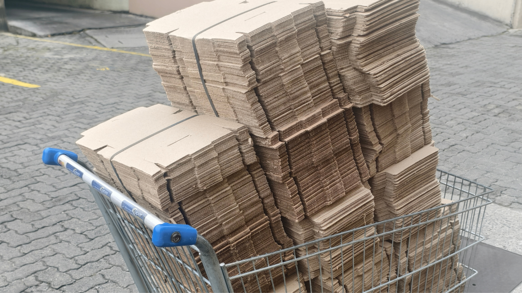 Carrinho com grande quantidade de caixas de papelão para expedição