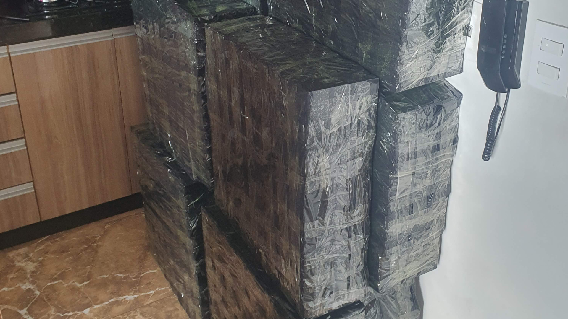 Pilhas de caixas embaladas com plástico preto prontas para coleta